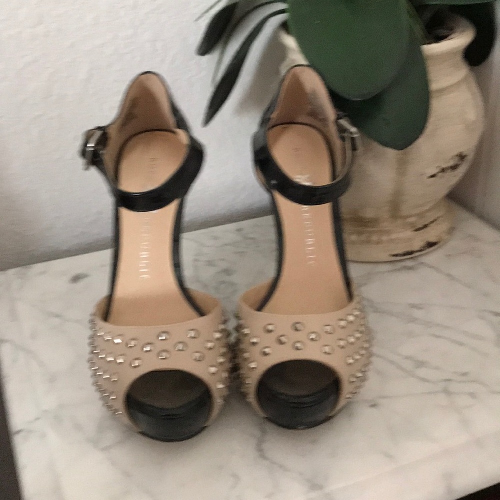 I’m selling a pair of black with cream heels